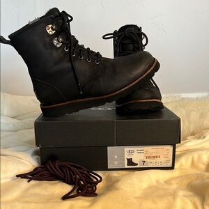 Men’s UGG Navy Leather Boots size 7